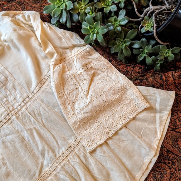 Earthbound bell sleeve cold shoulder top - Size M - Picture 2 of 5